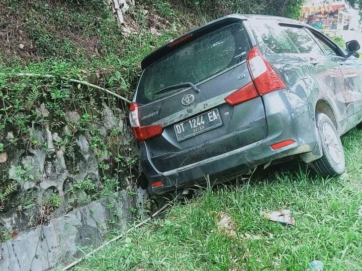 Mobil Tabrak Motor di Tikungan Sampara, Korban Luka-luka