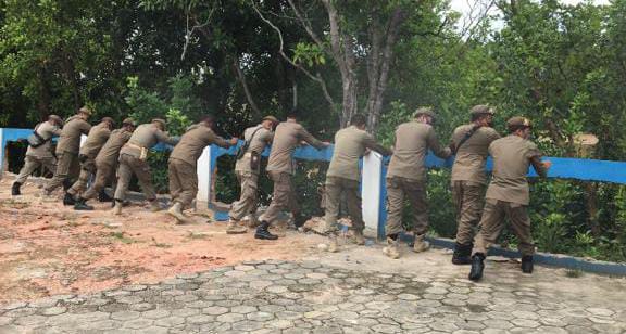 Satpol PP Kendari Bongkar Bangunan Pagar Warkop Haji Anto