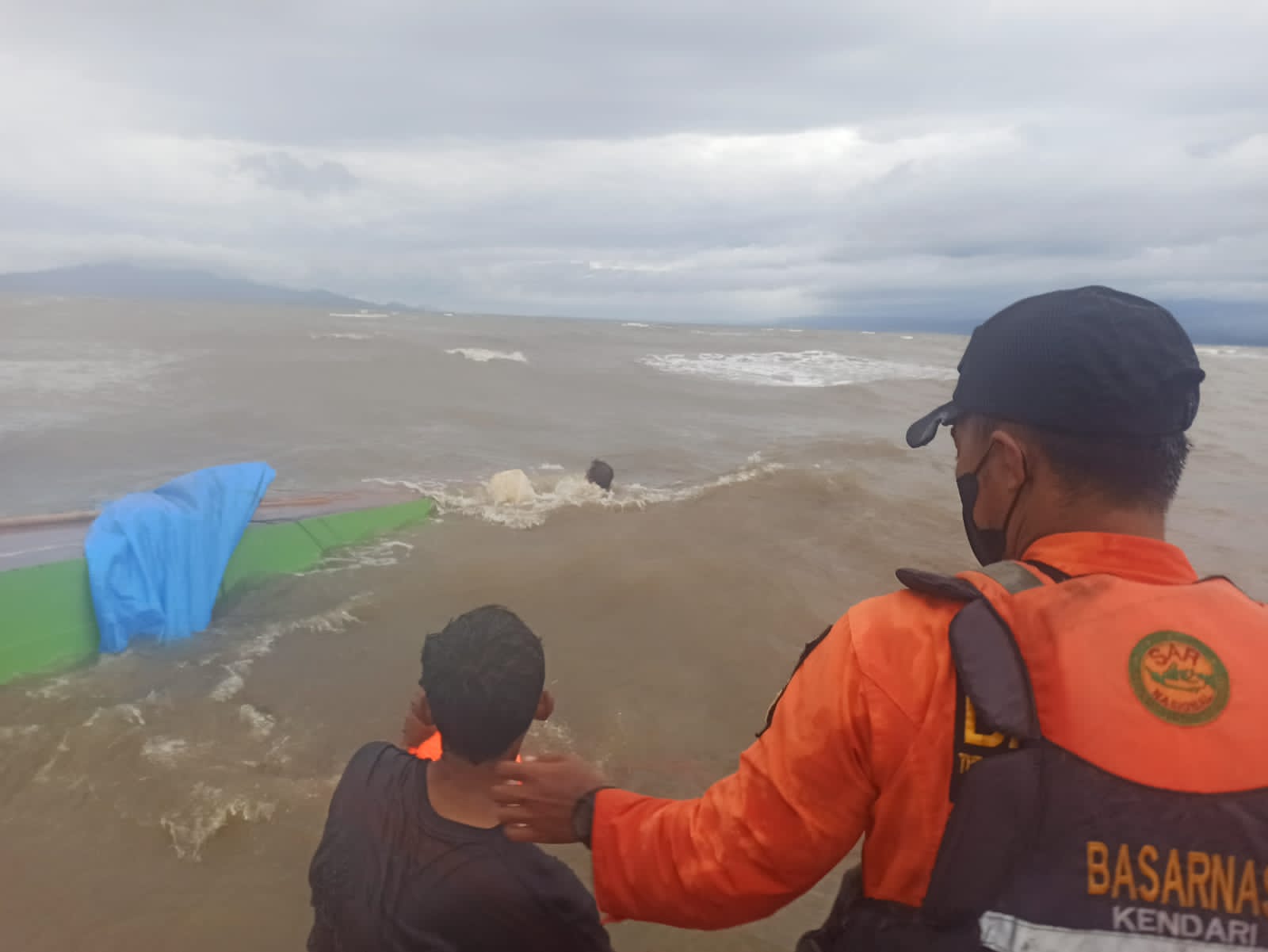 Tiga Warga Pomalaa Nekat Berenang 500 Meter Demi Selamatkan Rekannya