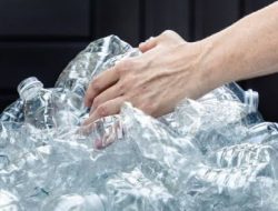 Keji, Oknum Guru di Pasarwajo Tega Hukum Murid Suruh Makan Sampah