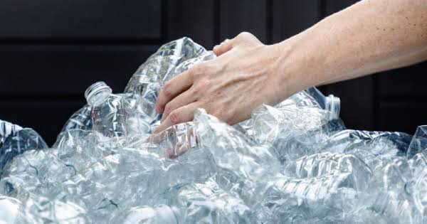 Keji, Oknum Guru di Pasarwajo Tega Hukum Murid Suruh Makan Sampah