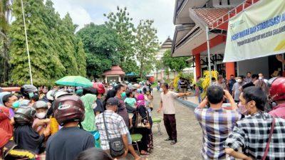 Warga Kendari Serbu Minyak Goreng di Pasar Murah