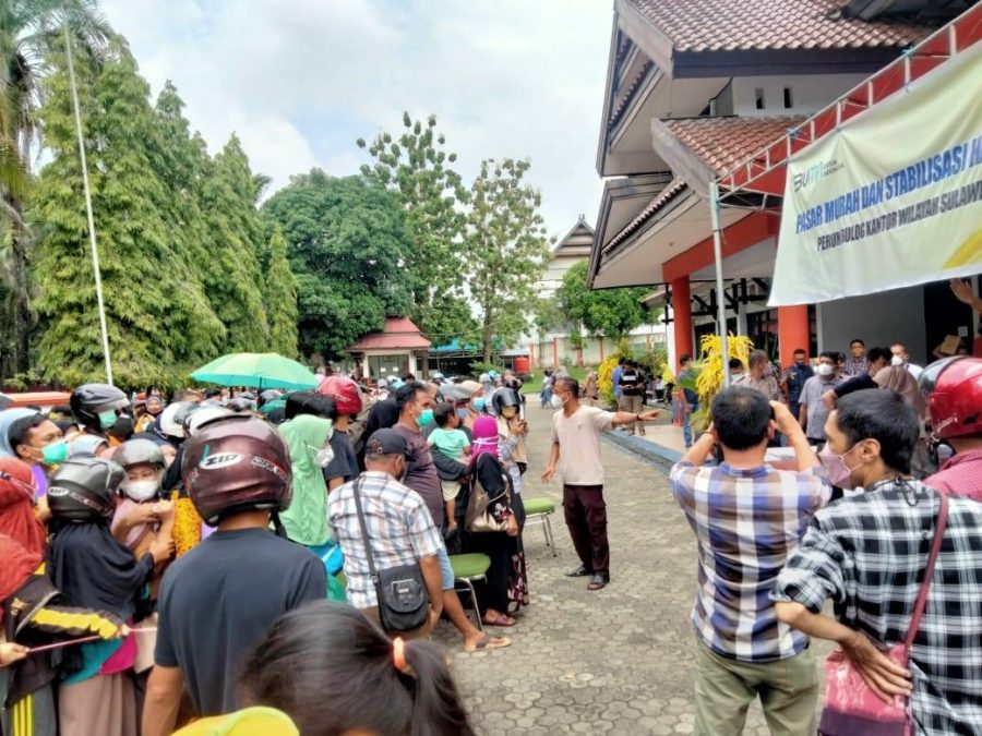Warga Kendari Serbu Minyak Goreng di Pasar Murah