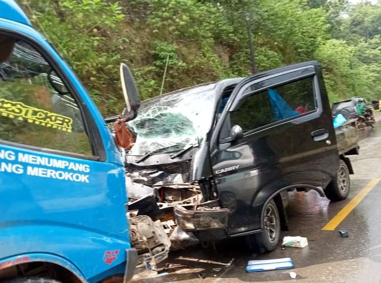 Pick Up VS Truck Tangki Adu Banteng di Sampara, Korban Luka Parah