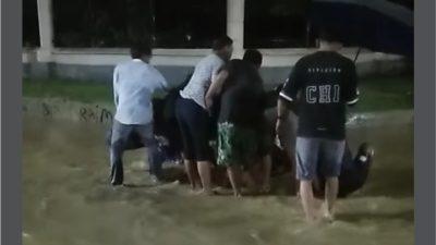Kendari Banjir, Sebuah Motor Nyungsep ke Selokan di Kawasan Eks MTQ