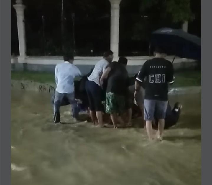 Kendari Banjir, Sebuah Motor Nyungsep ke Selokan di Kawasan Eks MTQ