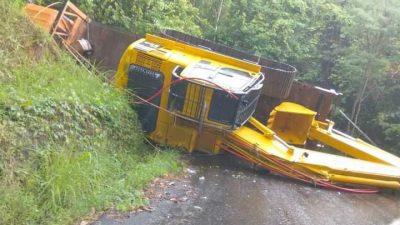 Truk Muatan Alat Berat Tujuan Kendari Terbalik di Letter S Kolaka Utara