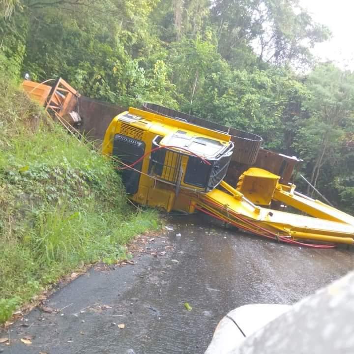 Truk Muatan Alat Berat Tujuan Kendari Terbalik di Letter S Kolaka Utara