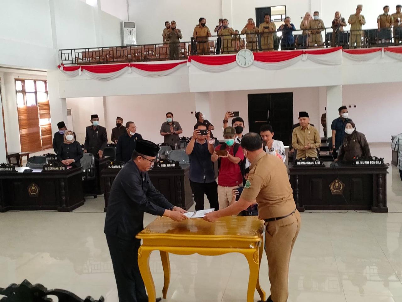 Gelar Paripurna, DPRD Konawe Serahkan 2 Raperda Usulan Pemerintah