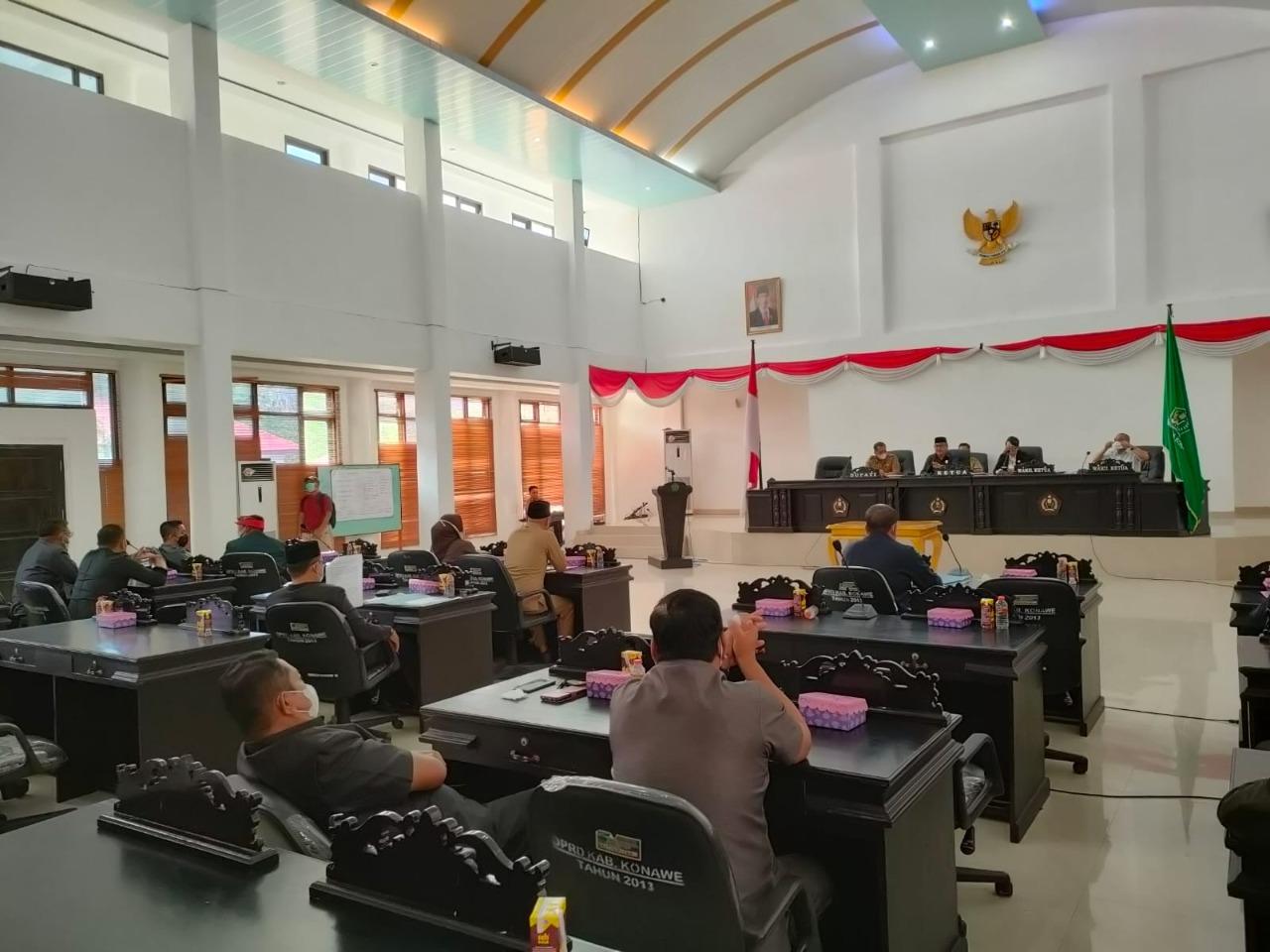 Gelar Paripurna, DPRD Konawe Serahkan 2 Raperda Usulan Pemerintah