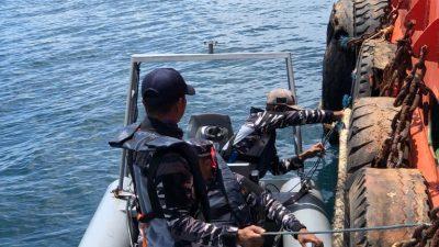 Lanal Kendari Berhasil Amankan 3 Unit Kapal Tongkang Tanpa Legalitas