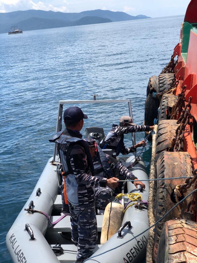 Lanal Kendari Berhasil Amankan 3 Unit Kapal Tongkang Tanpa Legalitas