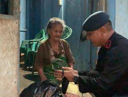 Personel Brimob Polda Sultra Bagikan Sembako ke Warga Pedalaman