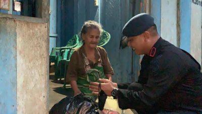 Personel Brimob Polda Sultra Bagikan Sembako ke Warga Pedalaman