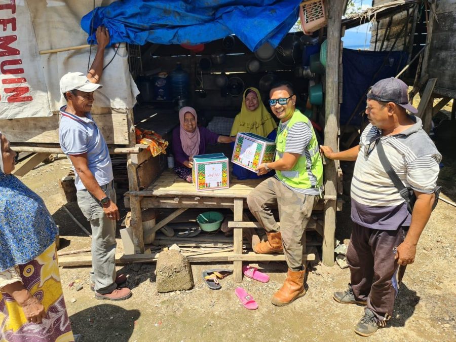 Jelang Lebaran, PT GKP Bagi THR Berupa Bingkisan di Lingkar Tambang