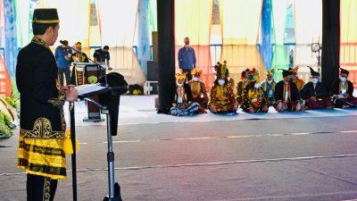 Presiden Jokowi saat mengapresiasi kesultanan Buton yang mampu menjaga kearifan lokal.