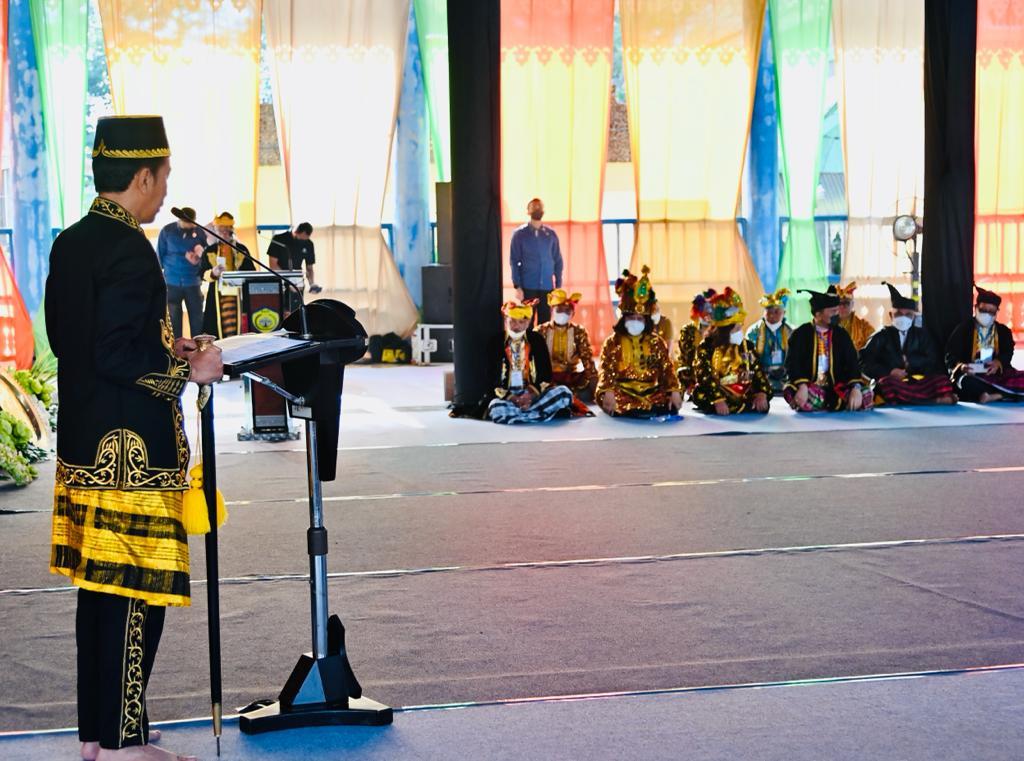 Presiden Jokowi saat mengapresiasi kesultanan Buton yang mampu menjaga kearifan lokal.