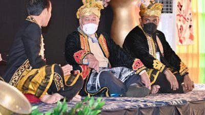 Presiden Jokowi (Kiri) saat ikuti prosesi penyematan gelar kesultanan.