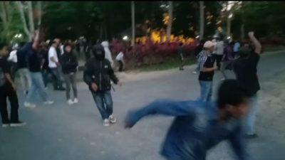 Screnshot video dua kelompok Mahasiswa antar Fakultas di Kendari terlibat bentrok.
