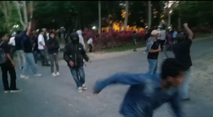 Screnshot video dua kelompok Mahasiswa antar Fakultas di Kendari terlibat bentrok.