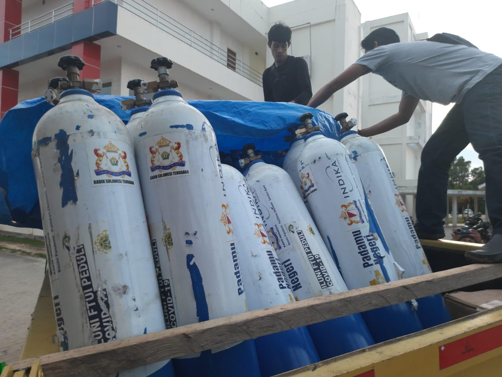 Buktikan Janji, Kadin Sultra Beri Bantuan RSUD Puluhan Tabung dan Regulator Oksigen