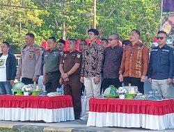 Moment Peringatan Hari Tani Nasional Ke 63, Ketua Dewan Konawe Serahkan Sertifikat Pada Petani