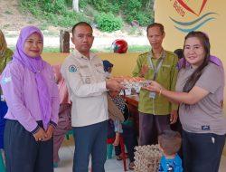 Pemdes Bajo Indah Beri Hadiah Pada Bayi Rajin Ke Posyandu