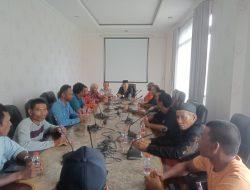 Puluhan Masyarakat Parudongka Adukan Sertifikat Lahan Belum Diterima ke DPRD Konawe