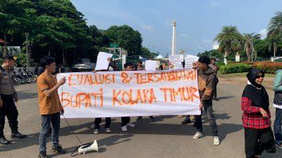 Dugaan Suap Bupati Koltim, Puluhan Mahasiswa Dan Pemuda Unras Di Depan Istana Negara