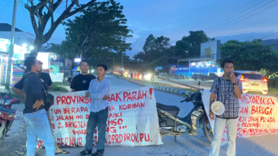 Akibat Jalan Yang Berlubang, Puluhan Masyarakat Baruga Blokade Permanen Ruas Jalan Penghubung Kendari-Konsel