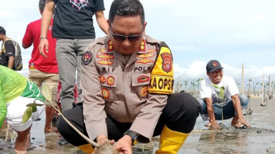Kapolres Kolaka Utara Pimpin Penanaman Pohon Mangrove dalam Rangka Perayaan HUT ke-21 Kolut