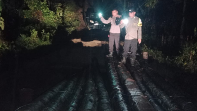 Jembatan Penghubung Dua Desa Ambruk Akibat Tanah Longsor, Polres Konsel Lakukan Evakuasi