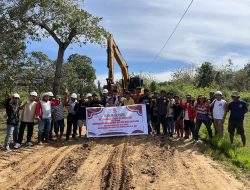 Warga Desa Bangun Jaya Konsel dan PT TIS Sambut HUT RI dengan Perbaikan Jalan Rusak