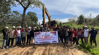 Warga Desa Bangun Jaya Konsel dan PT TIS Sambut HUT RI dengan Perbaikan Jalan Rusak